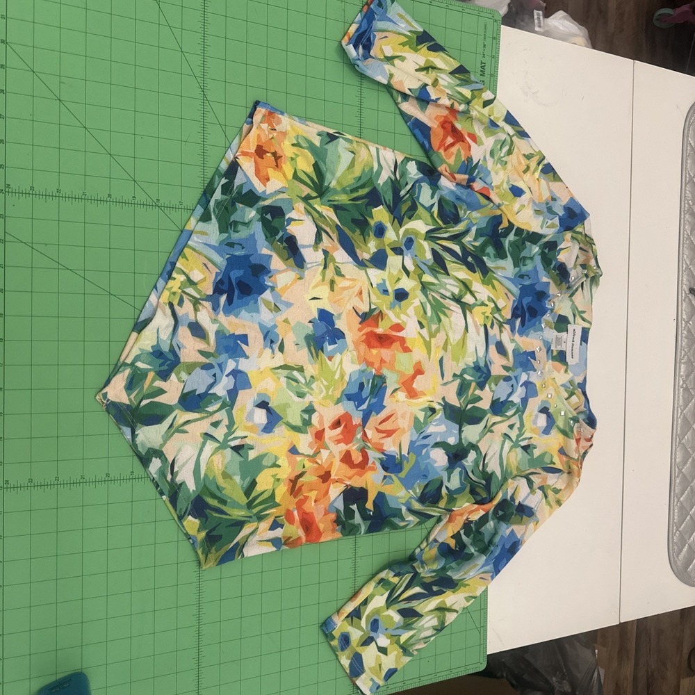 Alfred Dunner 3/4 Sleeve Floral Blouse Size Small With A V Bottom